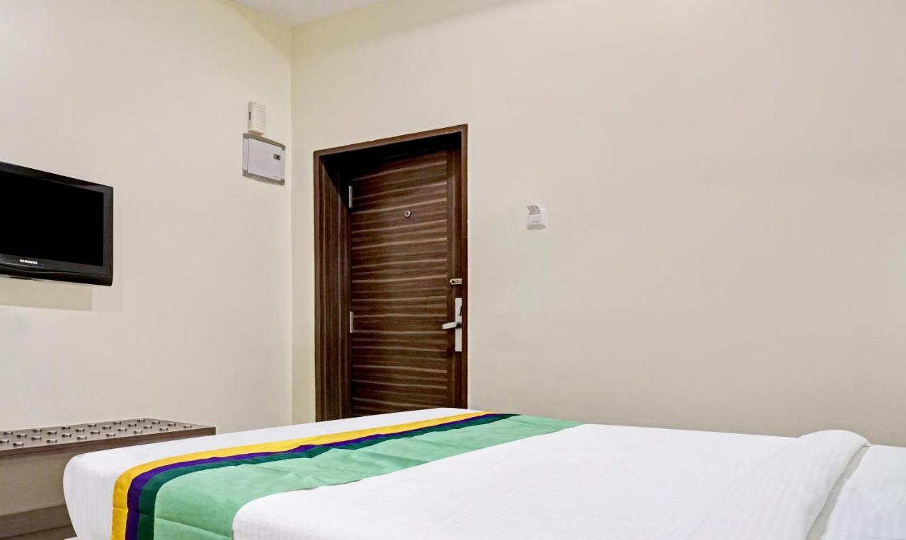 Madhav International Railway Station Hotel