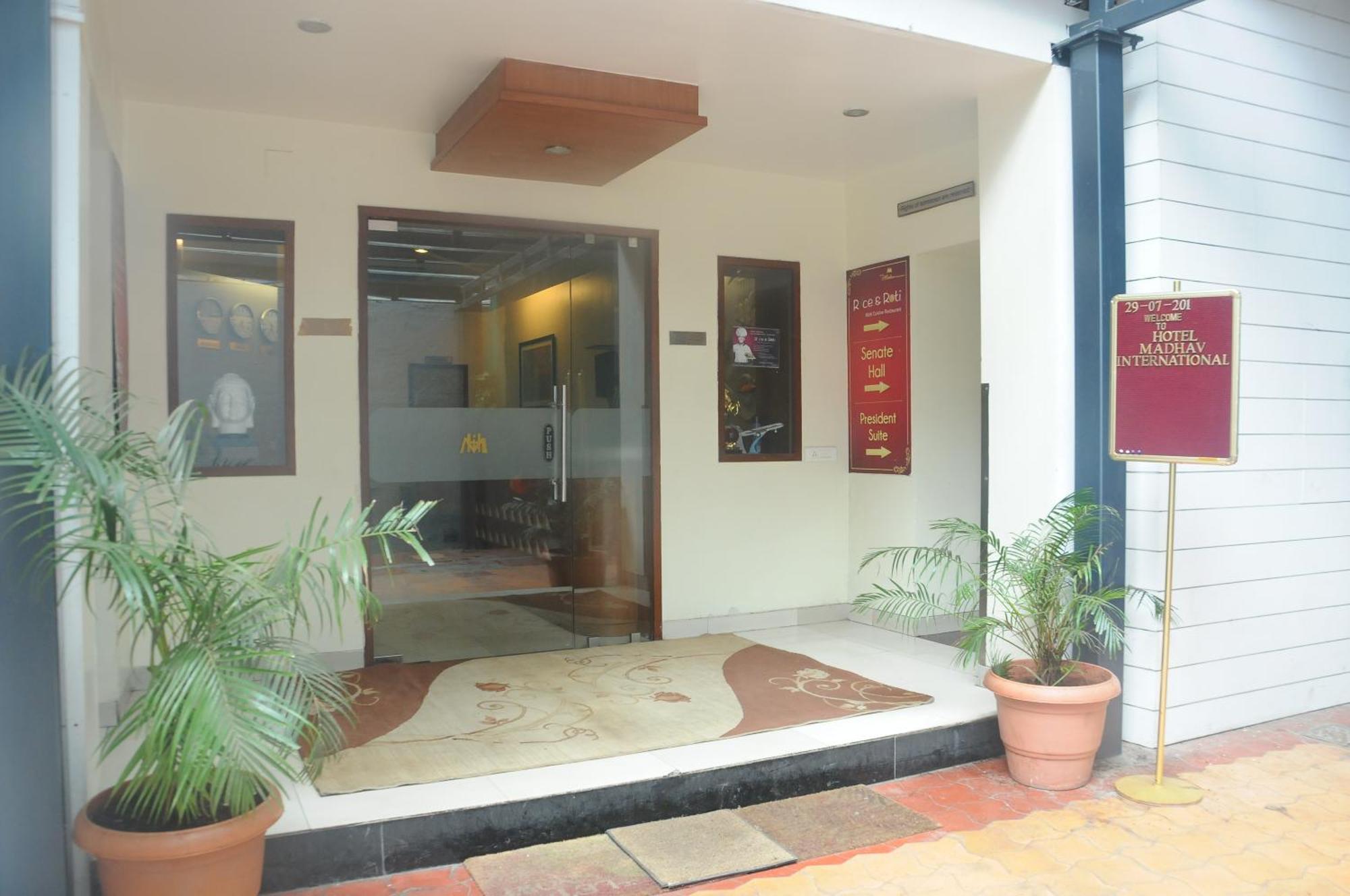 Madhav International Railway Station Hotel 3*
