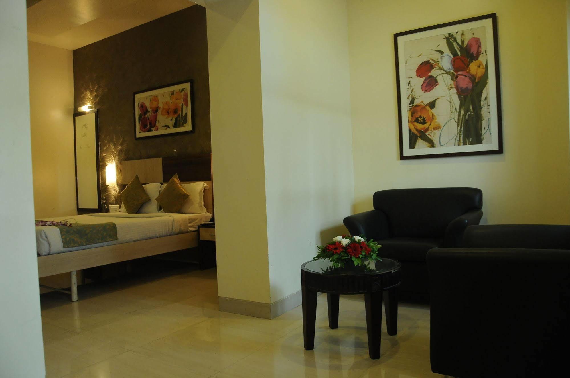 Madhav International Railway Station 3* Pune