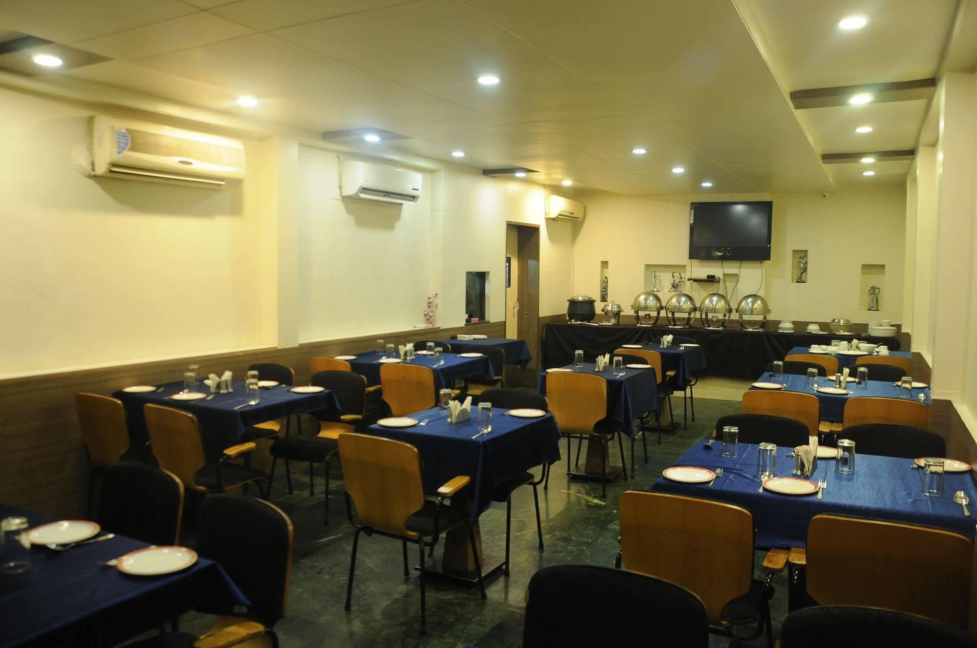 Madhav International Railway Station Hotel 3*