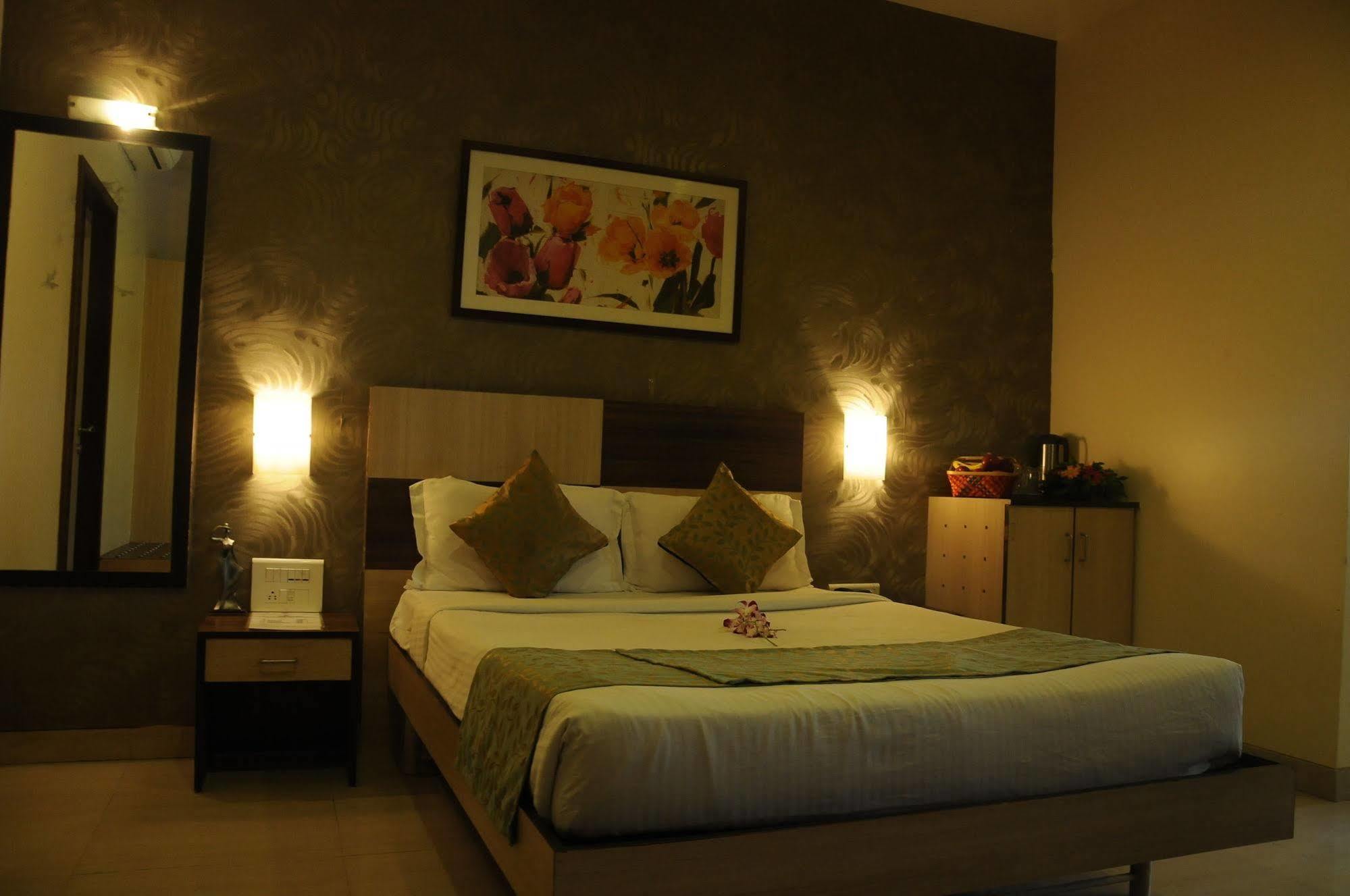 Madhav International Railway Station Hotel 3*